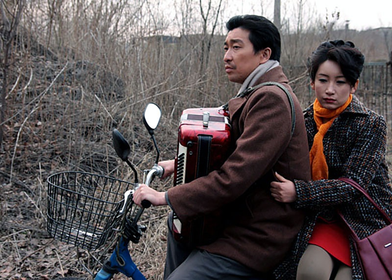 浅析《钢的琴》:废墟中的钢琴,琴键上敲响的是父亲拼尽全力的爱