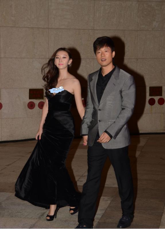 凌潇肃妻子身材真是太赞了,穿抹胸显身段,比例不输"前妻"|唐一菲