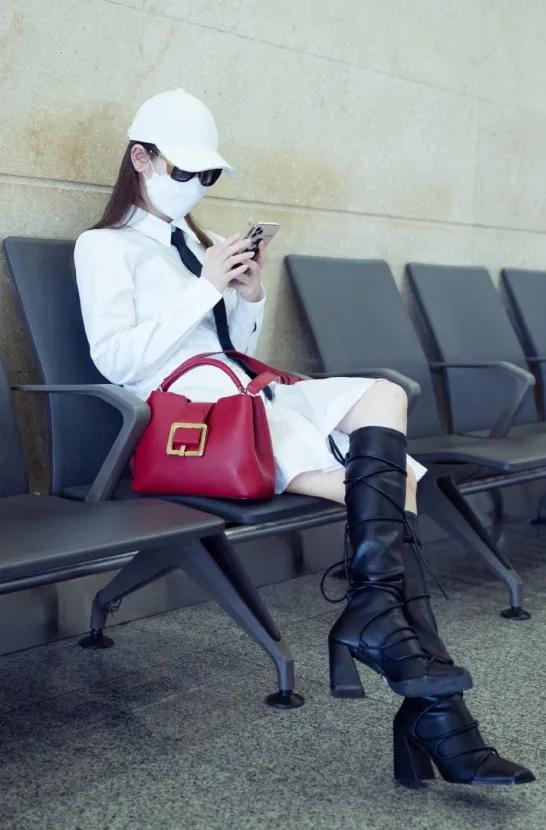 戚薇为证自己腿细太拼,竟把"电线"缠在长靴上,穿出奶棒腿太绝