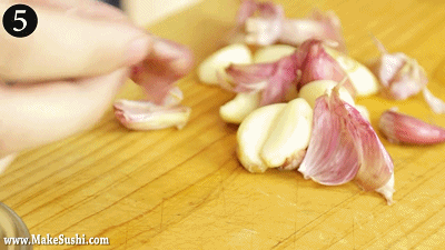 腊八蒜的简单做法,只需记住几步快速变绿,又脆又香