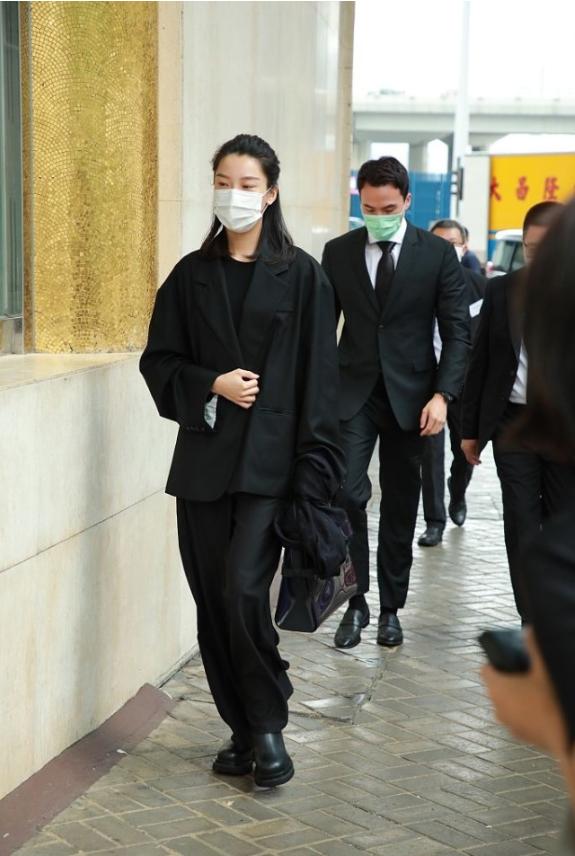 赌王葬礼亮点!8成女眷穿西服,1位自称私生女,2位子女前任现身