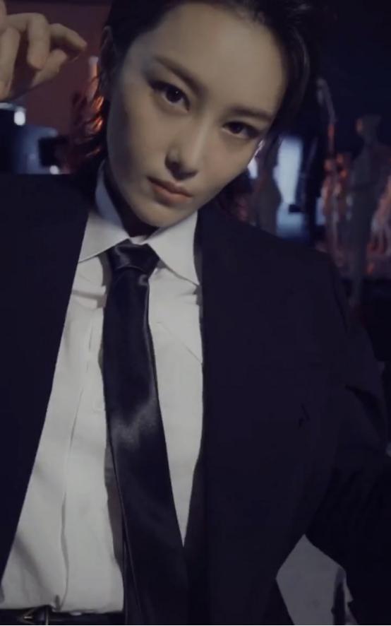 "军嫂"张馨予真是帅过小鲜肉了,穿"吸烟装"凹造型,时尚真强