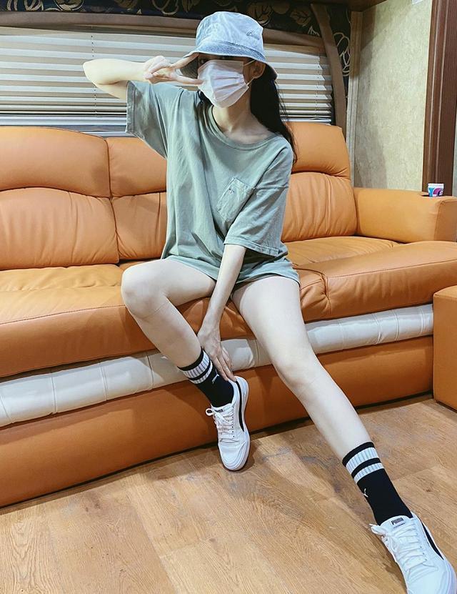 古力娜扎更新私服美照! 穿短裤腿又直又细又白,集美丽于一身