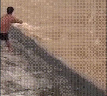 洪水多发，请注意安全！有人为了几条鱼，去河岸捞鱼被卷入水中