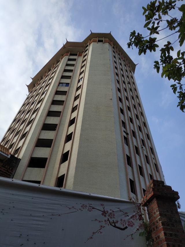 最奇葩大楼:未明原因突遭废弃20多年,如今却成"吃鸡战场"|茂名|国贸