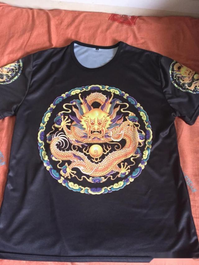 其实,一开始中国古代帝王龙袍并不是黄色的,周朝天子的龙袍便有黑色的