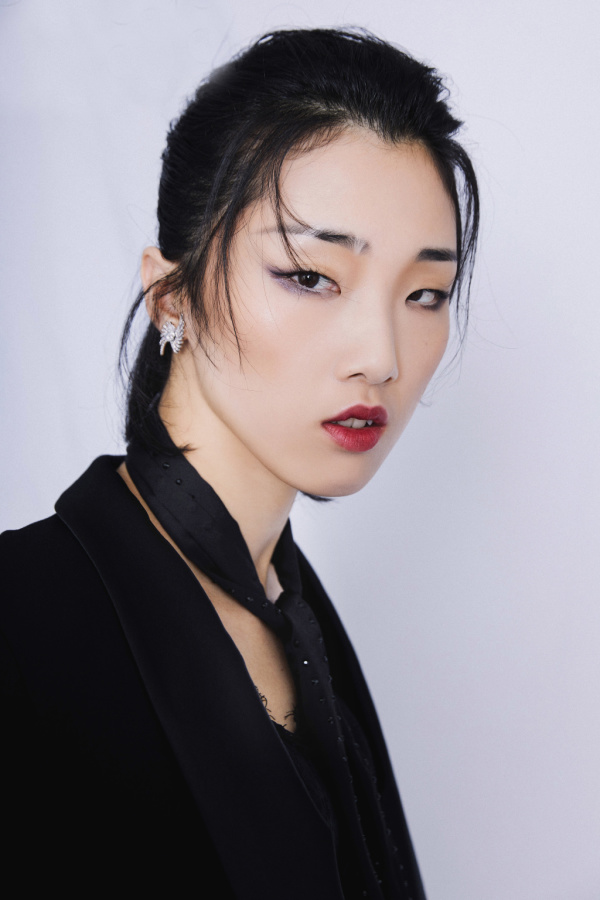 火箭少女解散后再曝全员写真孟美岐最酷杨超越却凭眼妆出圈