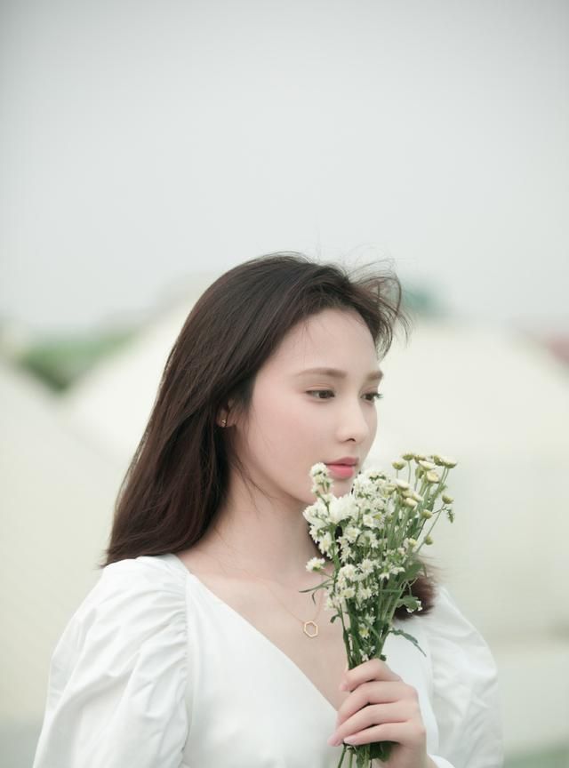 的泡泡袖,有一点俏皮,为造型增添一份小甜美,减龄效果明显,少女感十足