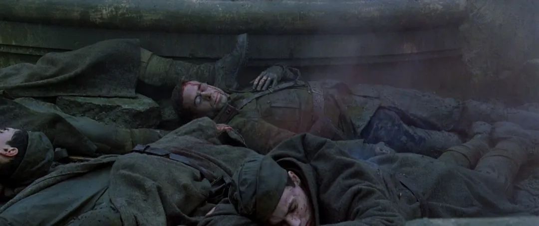 总的来说,这是一部非常值得一看的战争电影:背靠真实历史,它极大程度