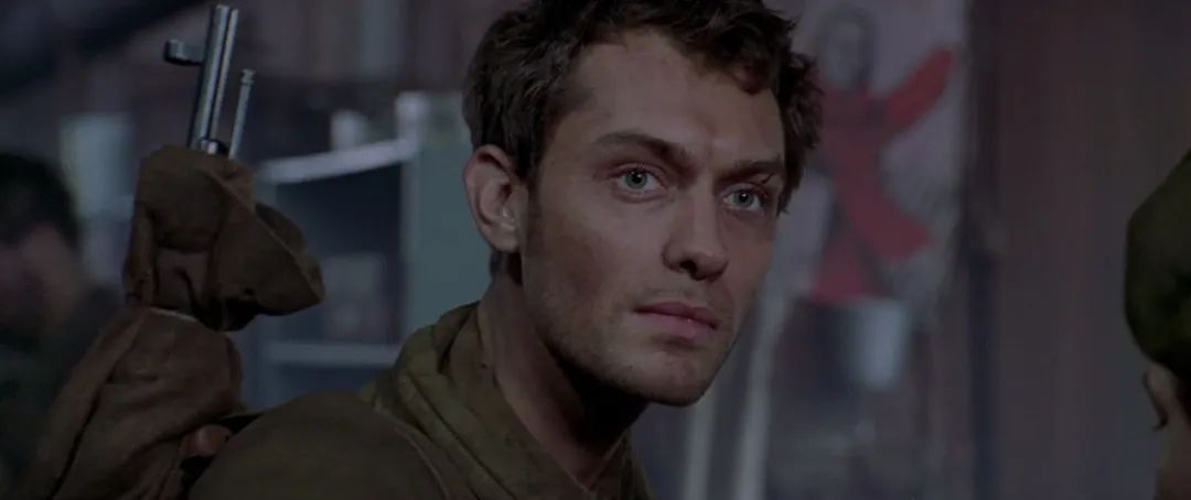 二,战场:小细节为主,大场面为辅对比其他的战争电影,这部电影的特点就