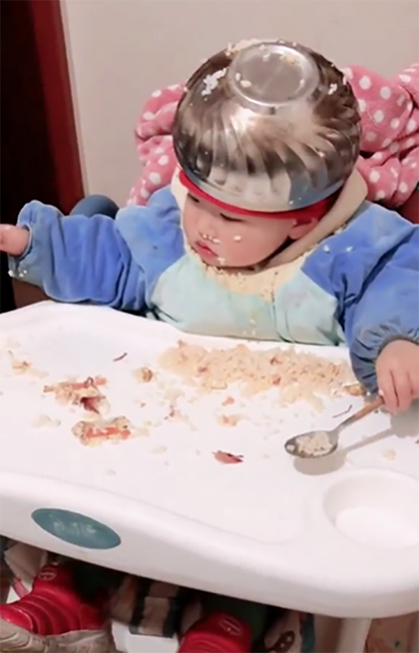 妈妈让宝宝自己吃饭,看到宝宝的造型妈妈笑喷,宝宝:碗不见了