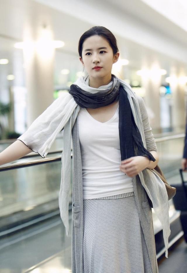 被刘亦菲美到了,白色打底衫穿出丰腴感,一般人真穿不出这种效果