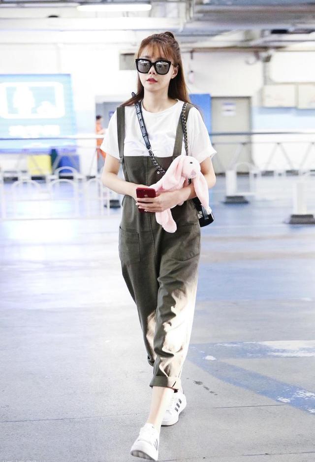 沈梦辰的街拍私服造型,每一套都很适合夏季,简约清爽干净利落