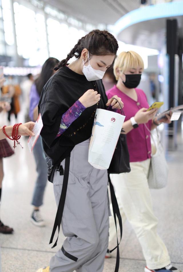 张雨绮不仅敢爱敢恨还敢穿穿黑t恤配运动裤拳击辫超能撑场面