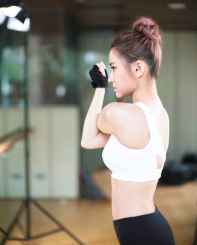 窦骁受重视,当演员热衷健身,何超莲不怕吃苦模仿男友超开心