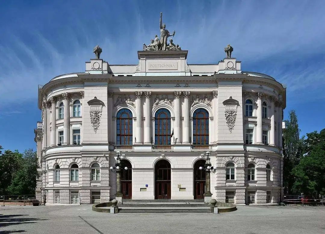 华沙理工大学是波兰理工类最大,排名最高的大学,也是波兰科研技术中心