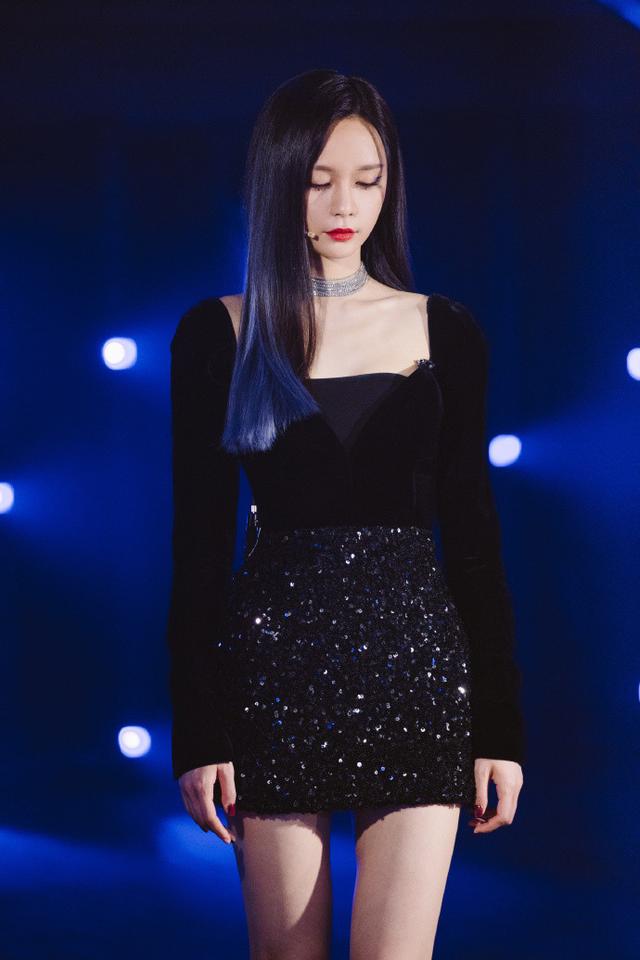 沈梦辰身材挺好,穿黑色半身裙腰细腿长,海涛有福了