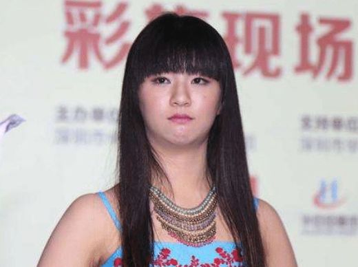 还记得春晚一转成名的小彩旗吗?走红就"飘了",今21岁胖成大妈