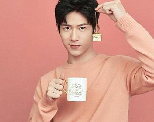 他出生28天被父母抛弃,奶奶捡破烂养活他,如今逆袭成影帝