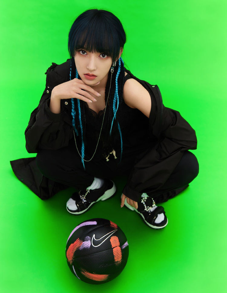 程潇曝运动写真穿渔网背心配运动裤活力十足散发少女感