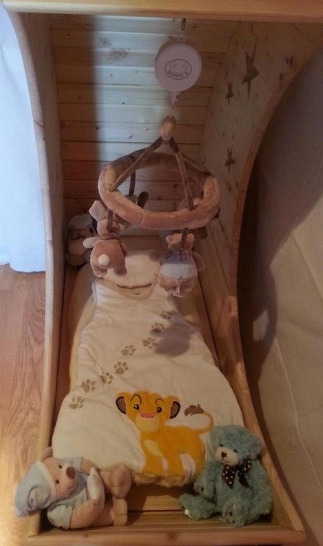 纯手工婴儿床见过吗?干木工的老公两块板一捣鼓,月亮床好看环保