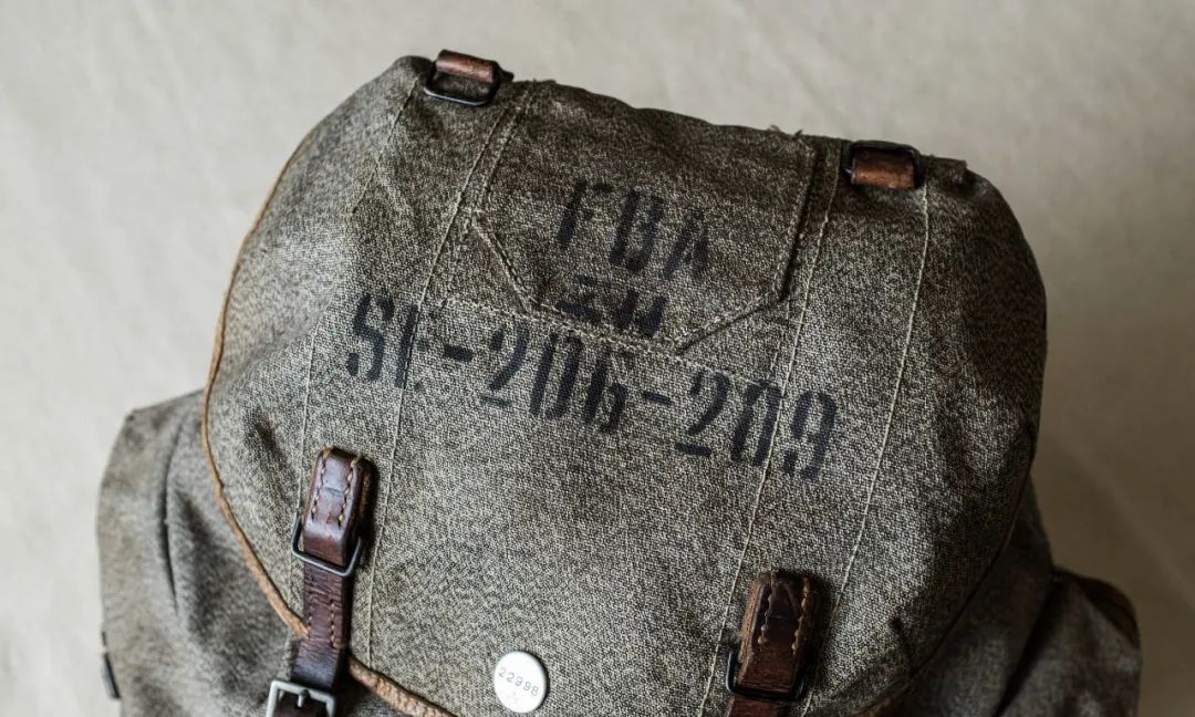 随着军用经验的积累,瑞士胡椒盐背包的款式也发生着演变,不同生产公司