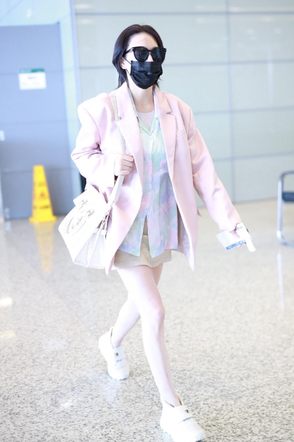 张馨予想低调都不成,花衬衫配牛仔短裤新潮个性,霸气十足