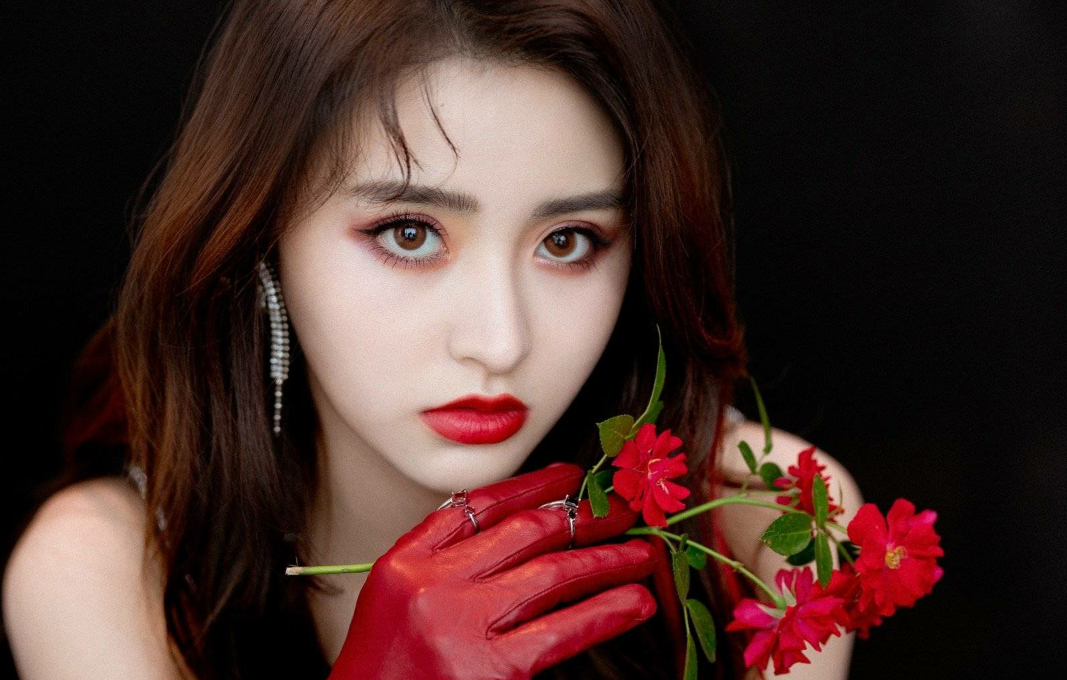 金子涵最新机场照,疑似有发福迹象,网友:这水桶腰