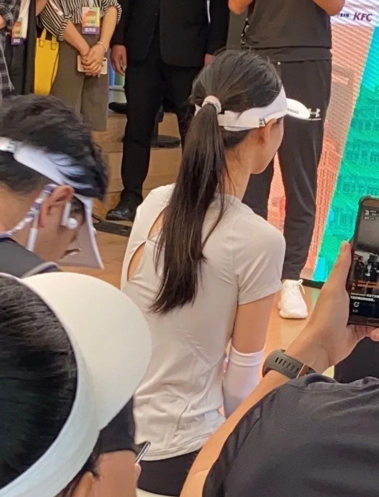 郑爽生图瘦脱相,竹竿身材腿部皮包骨,脸颊凹陷眼神涣散显沧桑