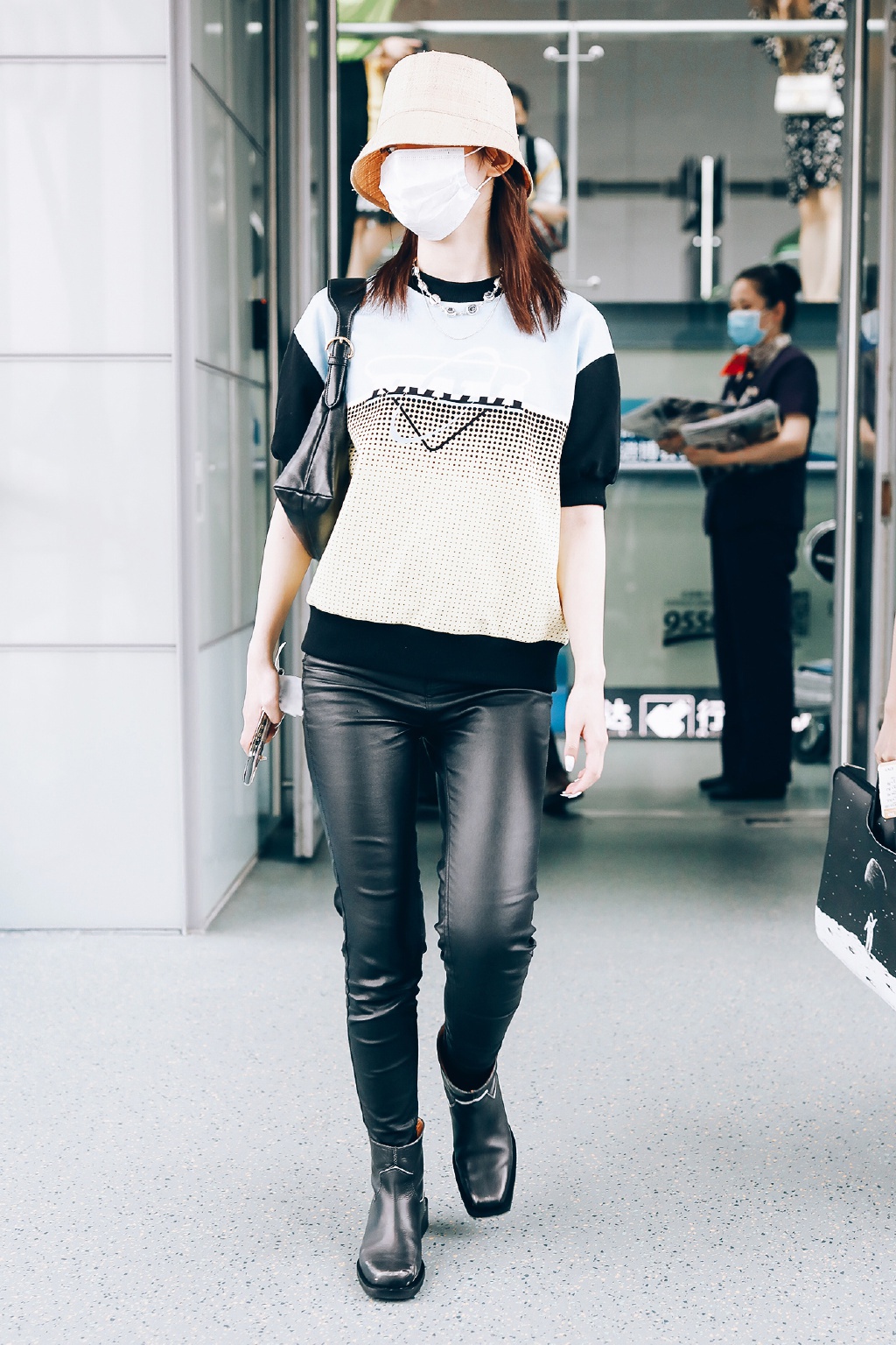 不愧是第一名出道的孟美岐穿紧身皮裤配黑色短靴气场很强大