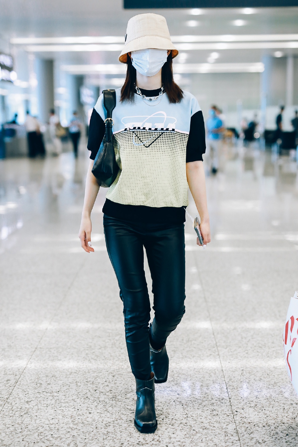 不愧是第一名出道的孟美岐穿紧身皮裤配黑色短靴气场很强大