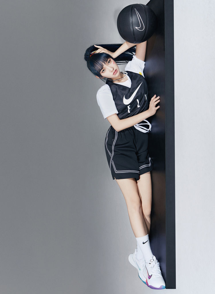 程潇曝运动写真穿渔网背心配运动裤活力十足散发少女感