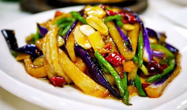 豆角烧茄子,炒前多做一步,茄子不油腻,豆角入味,回回吃都光盘