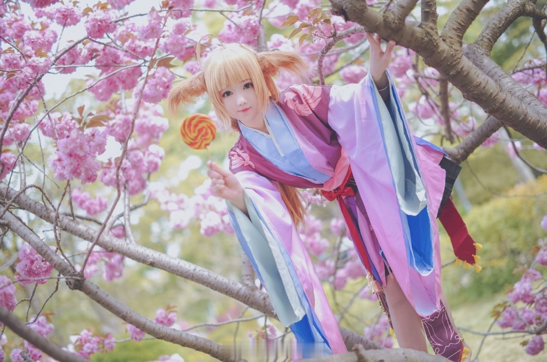 涂山苏苏cos毛茸茸的狐狸耳和呆毛可爱软萌的光脚萝莉