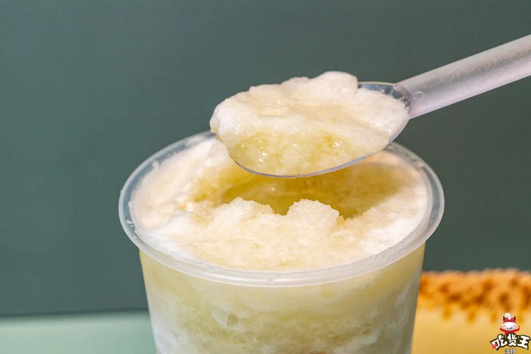 清甜的玫珑瓜打成细腻绵密的冰沙77弹弹的脆波波77清幽绿妍茶底