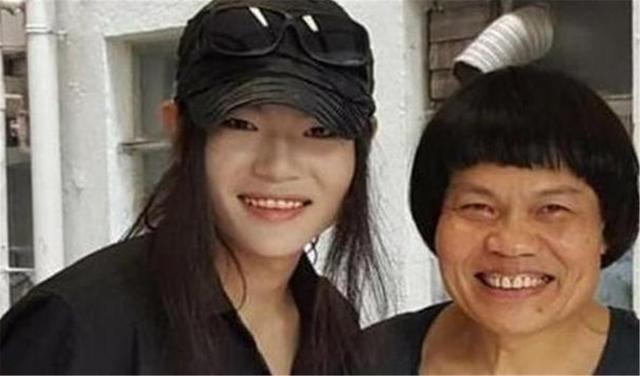 周星驰强捧的丑角身价过亿被老婆一夜败光儿子很帅不离不弃