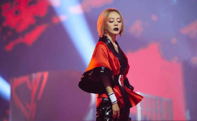 在网上晒出为宁静投票的截图与一张宁静的舞台照,并发文:"看了《flow