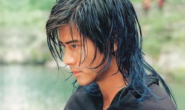 早期的郭天王走的是"优质偶像"的人设,《九一神雕侠侣》里的杀手银狐