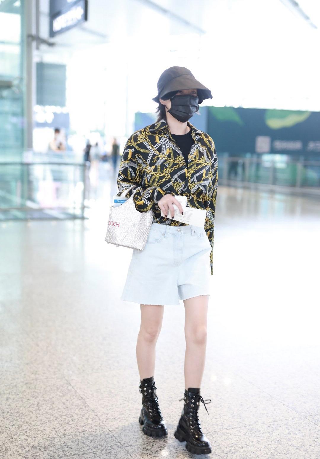 张馨予想低调都不成,花衬衫配牛仔短裤新潮个性,霸气十足