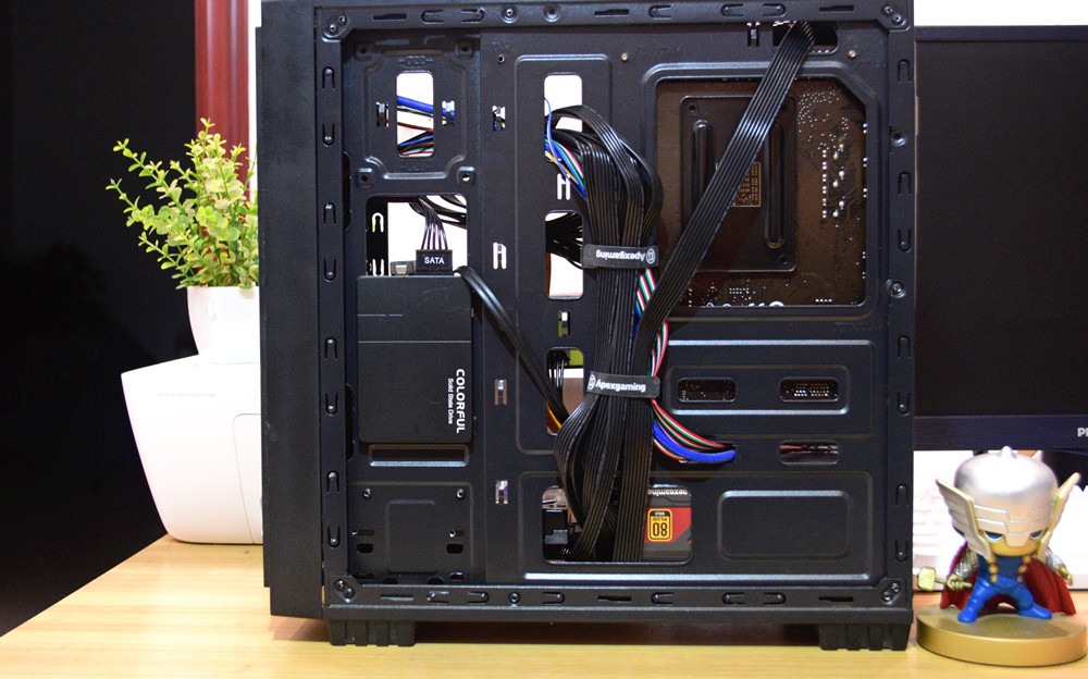 排线的整理方面,这台电源附赠了几根扎带,固定好线缆,防止装机之后