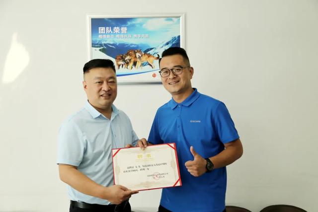 黄总为安东(南阳电台977副总监)颁发荣誉顾问聘书黄总为张小玲(南阳女