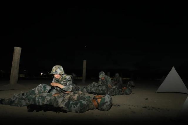 2天1夜新疆军区某边防团徒步行军百公里他们要干什么