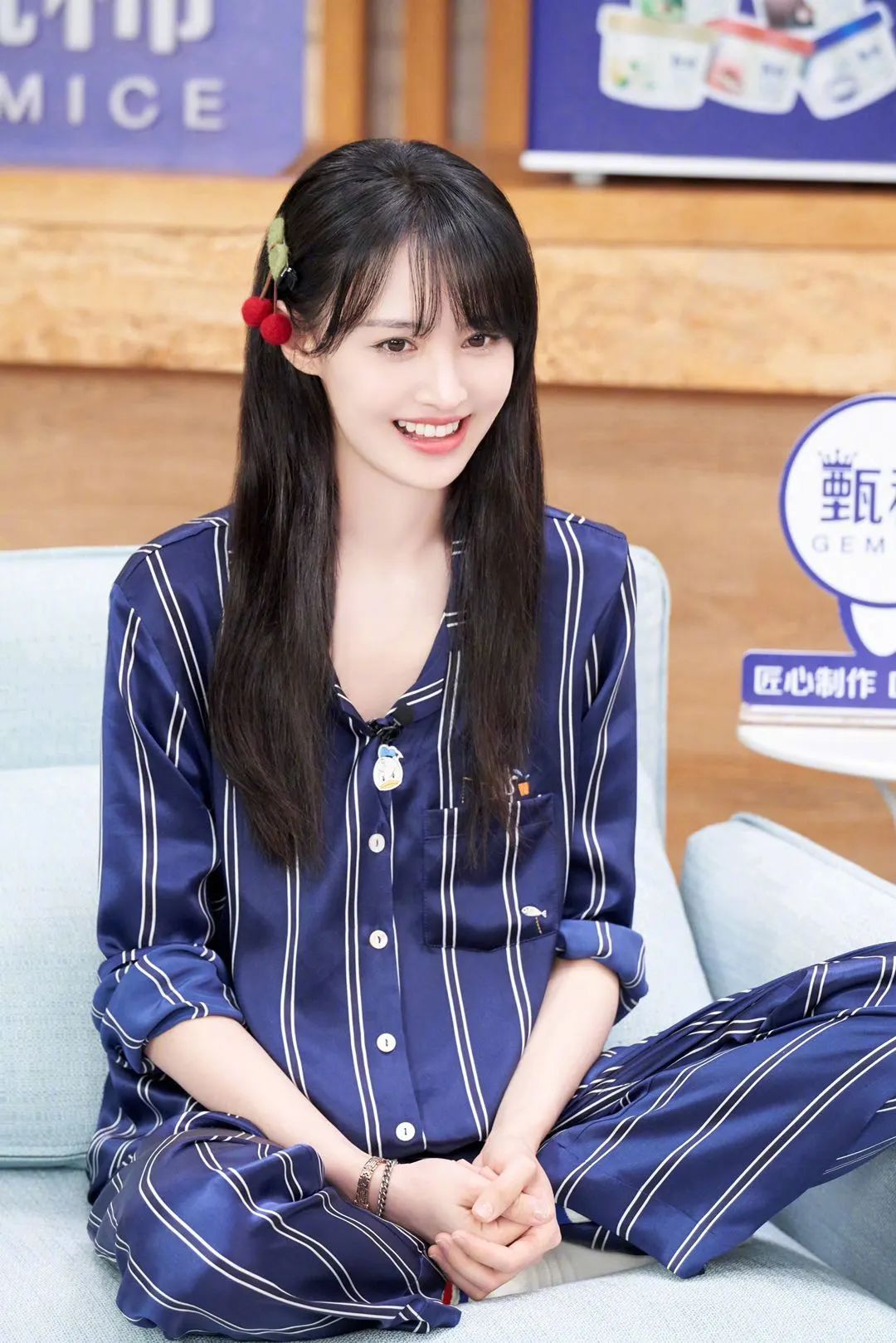 郑爽生图瘦脱相,竹竿身材腿部皮包骨,脸颊凹陷眼神涣散显沧桑