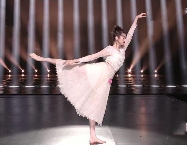 张艺凡光脚跳芭蕾,镜头特写到脚部,粉丝们心疼了