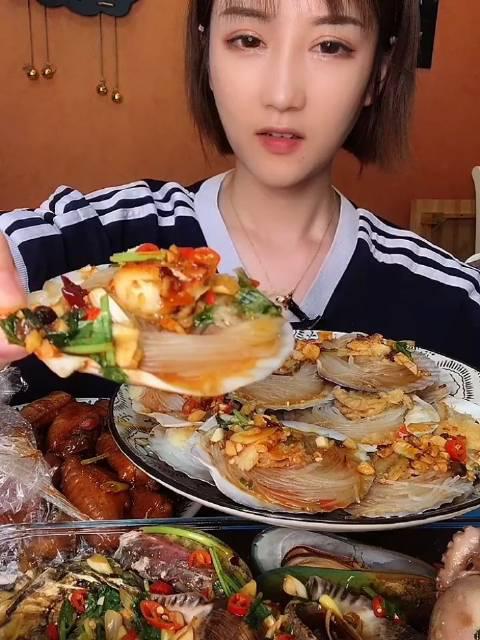 土豪姐姐吃粉丝扇贝,一口吞特别肥,好吃超级过瘾!