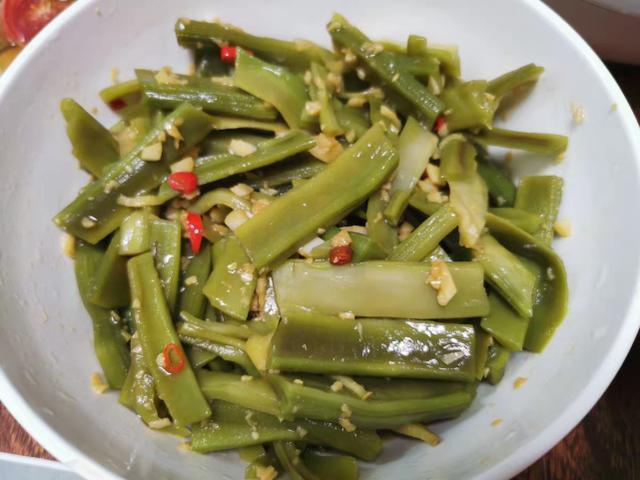 这道凉拌贡菜的做法是不是很简单呢,喜欢的话在家试试吧,贡菜清脆可口