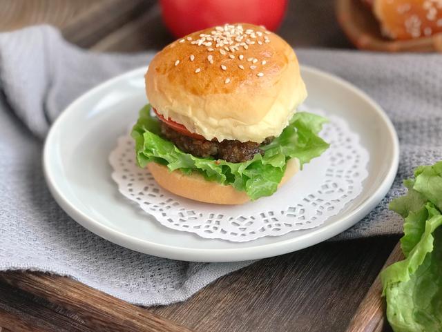 1碗面粉,1块牛肉,零基础教你做牛肉汉堡,学会这做法不用再买了|汉堡|