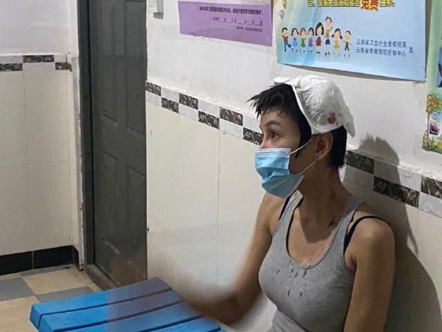张蓝心拍戏受伤,头上包裹纱布身上有血,看起来挺严重的样子