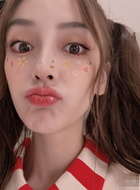 baby晒出双马尾自拍颜值酷似小丑女对着镜头卖萌超可爱