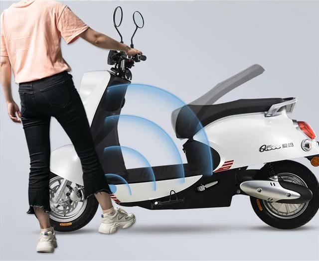 爱玛推出新电动车爱橙q500,配备60v20ah电池,最大续航达75km!